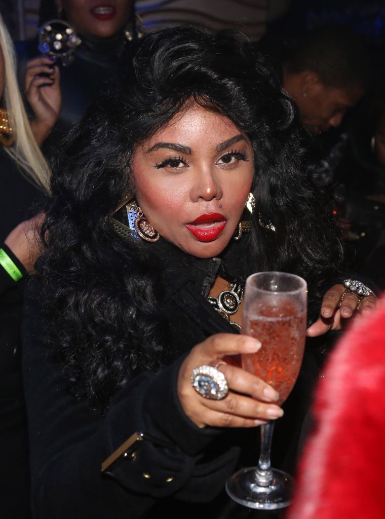 lil-kim-pregnant-and-drinking