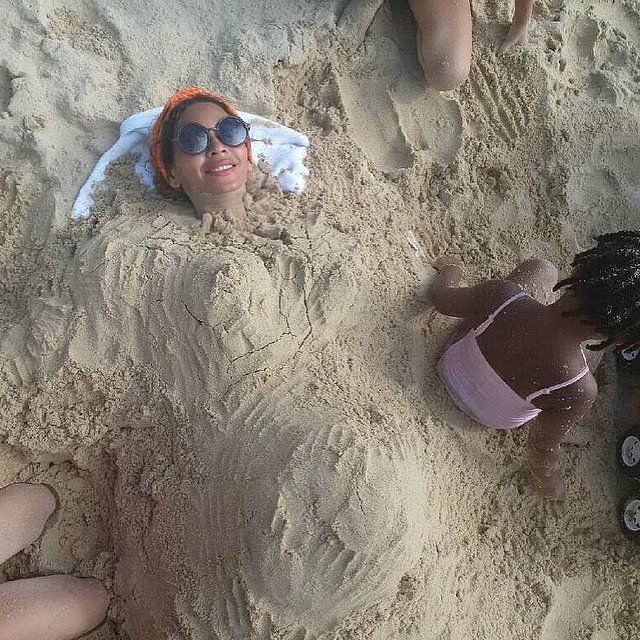 Beyonce-Baby-Bump-Sand-Instagram