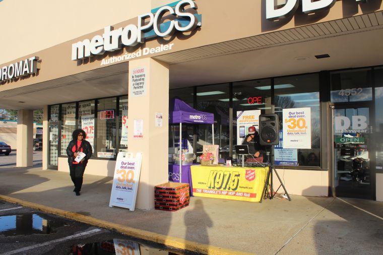 Mir.I.am Outside of Metro PCS