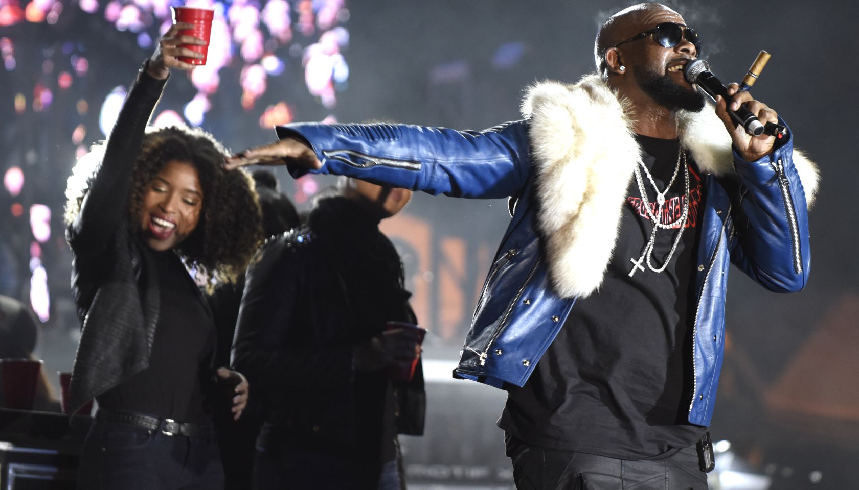 R. Kelly Look Alike Tricks Fans At Concert - K97.5