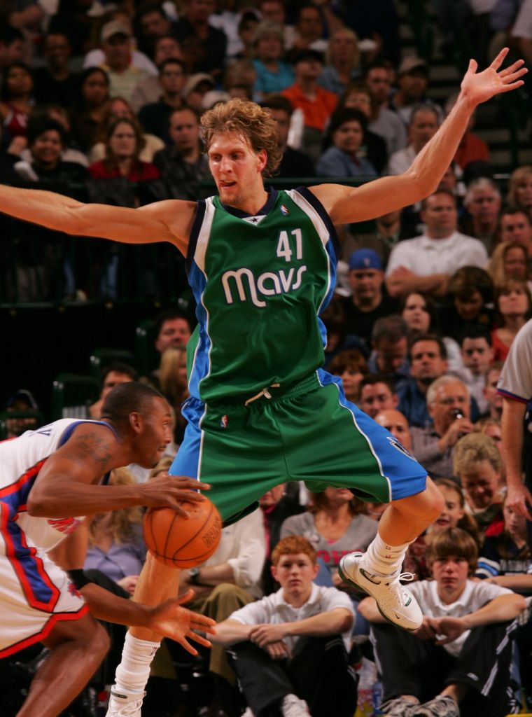 Dirk Nowitzki - Dallas Mavericks Green Jersey (2004)