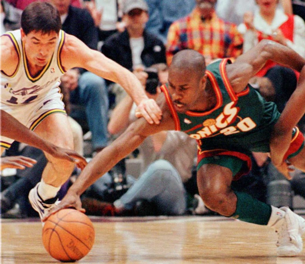 Seattle SuperSonics Gary Payton (R) fights for a l