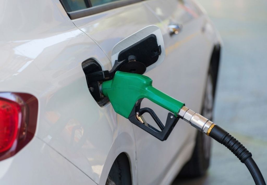 Gasolina alcanza casi 5 dólares por galón en Indiana